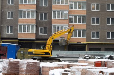 Büyük bir kova ile sarı Ekskavatör 