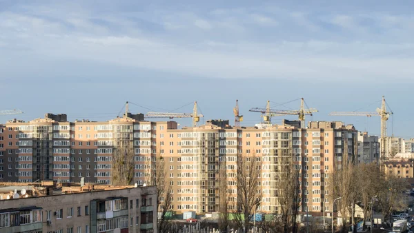 The construction of new apartment blocks in the city with the he — Stock Photo, Image