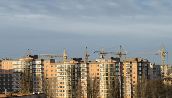 The construction of new apartment blocks in the city with the he — Stock Photo, Image