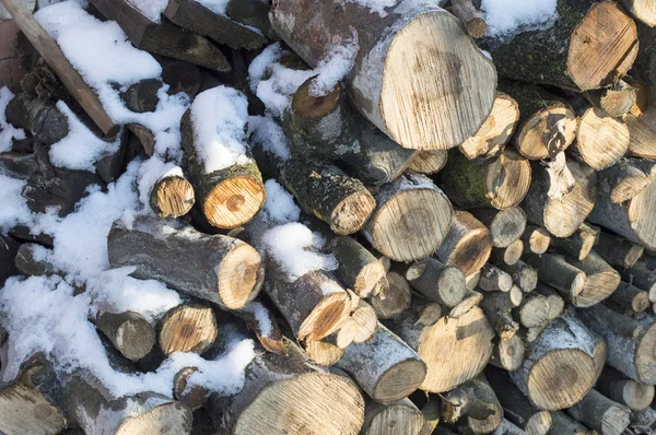 Trama-legna da ardere tagliata in creste ricoperte di neve bianca — Foto Stock