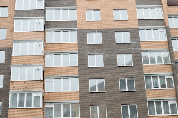 El edificio de varios pisos con balcones de cristal — Foto de Stock