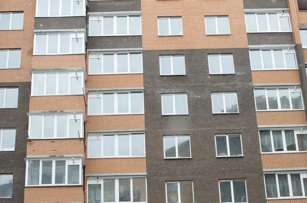 El edificio de varios pisos con balcones de cristal — Foto de Stock