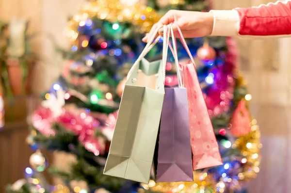 クリスマスツリー付きの女性の手のギフトバッグ — ストック写真