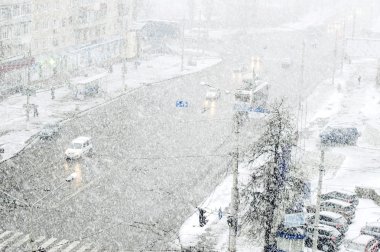 City Road kışın şiddetli kar yağışı zamanında arabalı
