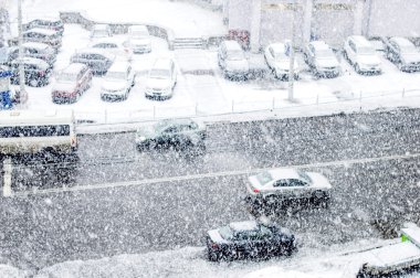 City Road araçları zamanında şiddetli kar yağışı ile 