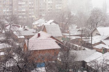 Bir şehir sokak üzerinde yoğun kar yağışı 