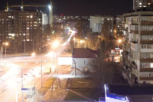 Jasno oświetlone ulice i drogi miasta — Zdjęcie stockowe