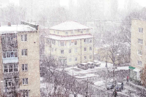 De fortes chutes de neige dans une rue de la ville — Photo