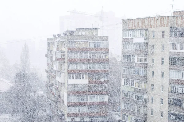 Bir şehir sokak üzerinde yoğun kar yağışı 