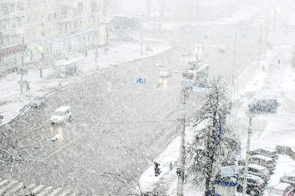 City Road kışın şiddetli kar yağışı zamanında arabalı