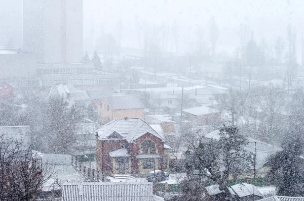 Neve pesada em uma rua de cidade — Fotografia de Stock