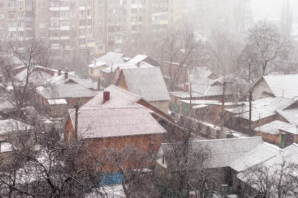 Tunga snöfall på en stadsgata — Stockfoto