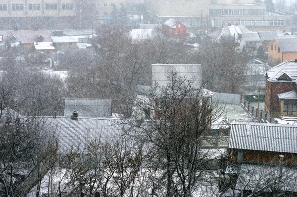 Сильный снегопад на городской улице — стоковое фото