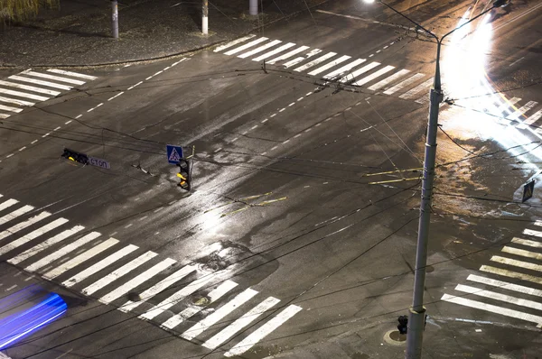 Diffuser la lumière des phares d'une voiture à l'intersecti — Photo