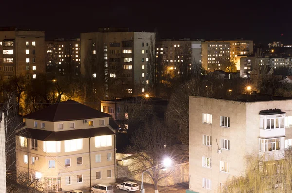 Jasně osvětlená budovy a ulice města — Stock fotografie