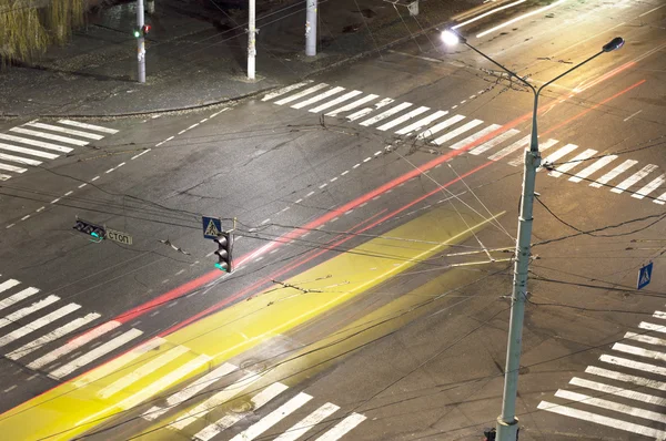 Diffuser la lumière des phares d'une voiture à l'intersecti — Photo