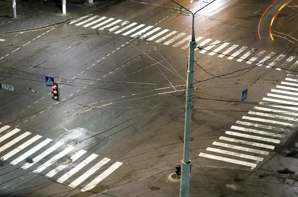 Diffuse the light from the headlights of a car at the intersecti — Stock Photo, Image