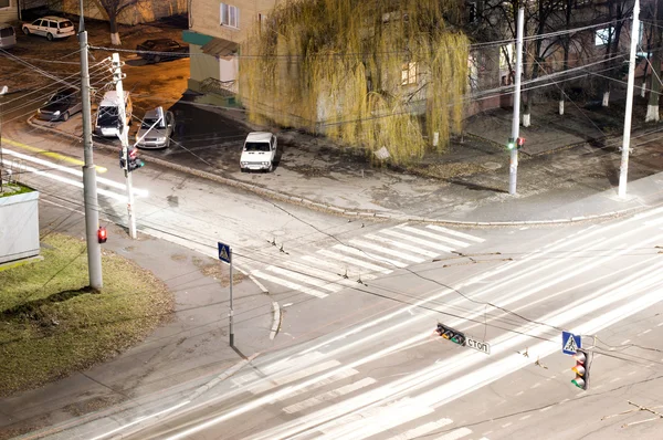 Diffundieren das Licht aus den Scheinwerfern eines Autos an der Kreuzung — Stockfoto