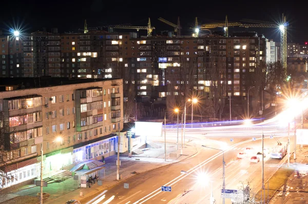 Jasne wielokolorowe oświetlenie na ulicach miasta — Zdjęcie stockowe