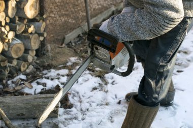 Kesme ahşap bir chainsaw kullanma süreci 