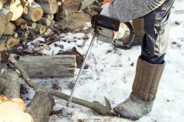 Kesme ahşap bir chainsaw kullanma süreci