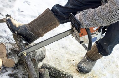 Kesme ahşap bir chainsaw kullanma süreci