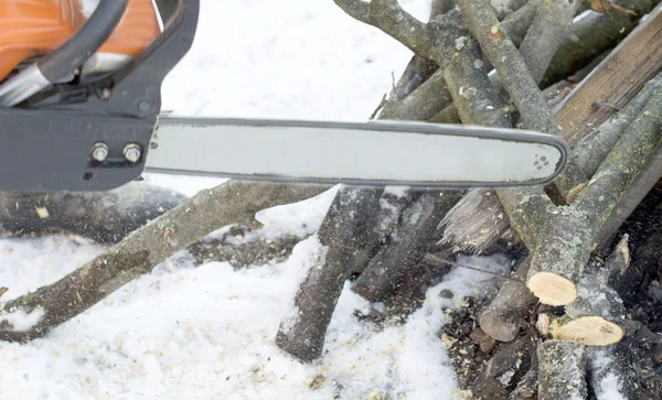 Seghe a catena pneumatiche in funzione, taglio legna da ardere — Foto Stock