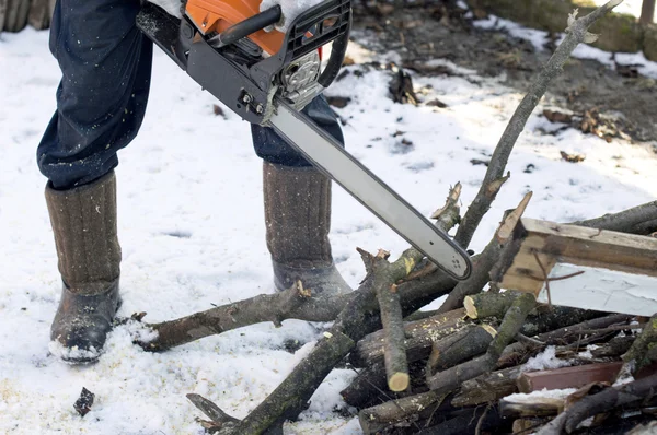 Het proces van snijden hout met een kettingzaag — Stockfoto