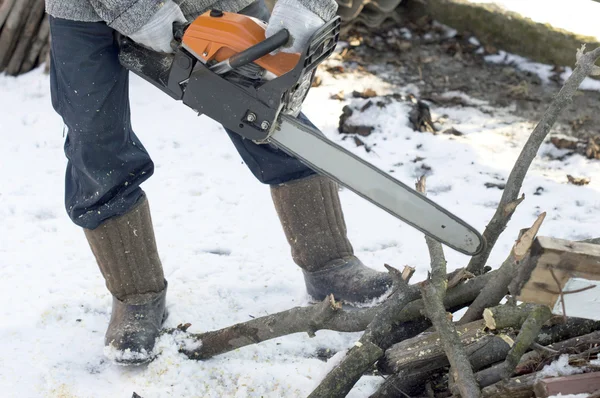 Het proces van snijden hout met een kettingzaag — Stockfoto