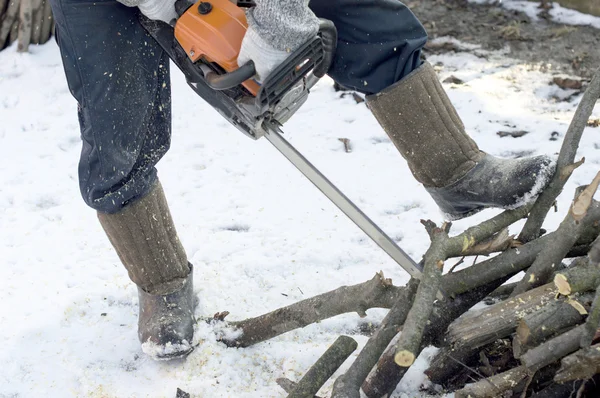 Het proces van snijden hout met een kettingzaag — Stockfoto