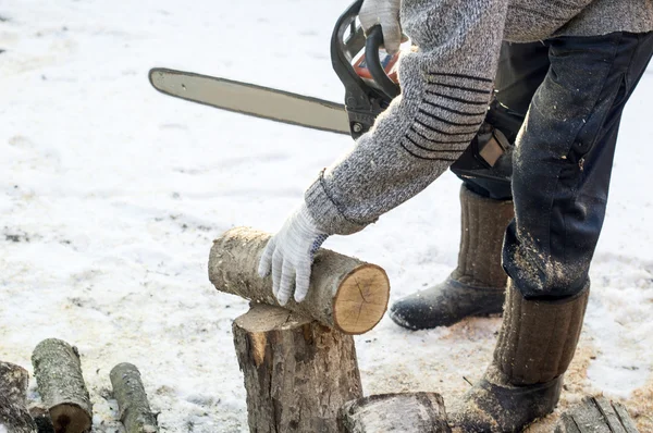 Het proces van snijden brandhout met chainsaw — Stockfoto