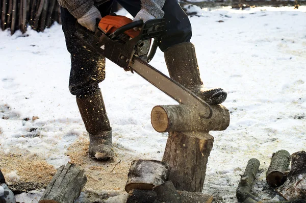 Het proces van snijden brandhout met chainsaw — Stockfoto