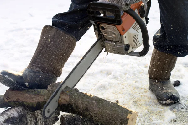 Het proces van snijden hout met een kettingzaag — Stockfoto