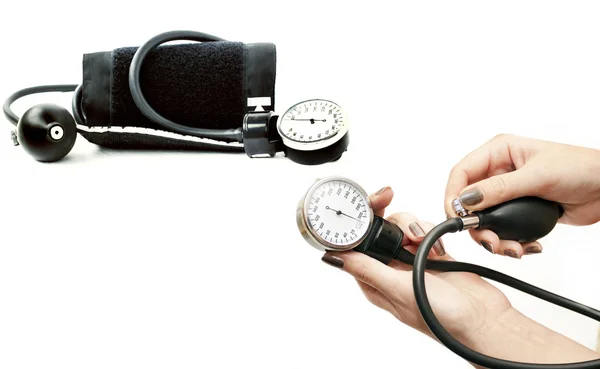 Apparecchio per misurare la pressione sanguigna nelle mani delle donne — Foto Stock