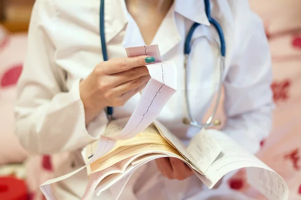 A doctor checks a patient's cardiogram — Stock Photo, Image