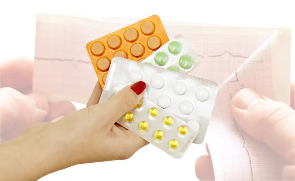 Comprimidos farmacêuticos diferentes na mão das mulheres — Fotografia de Stock