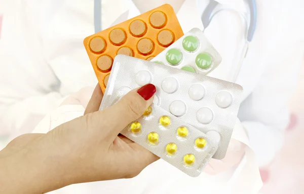 Different tablets for treatment in the hand of the doctor's — Stock Photo, Image