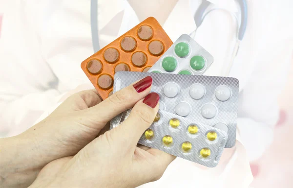 Diverse compresse per il trattamento nelle mani del medico — Foto Stock