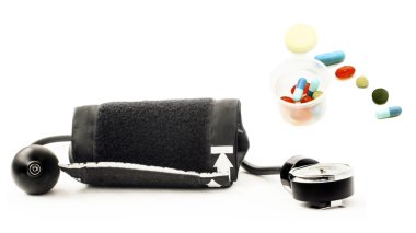  Tansiyon monitörü ve çeşitli ilaç hazırlıkları. 