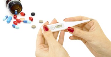 El ve tabletler çeşitli elektronik termometre 