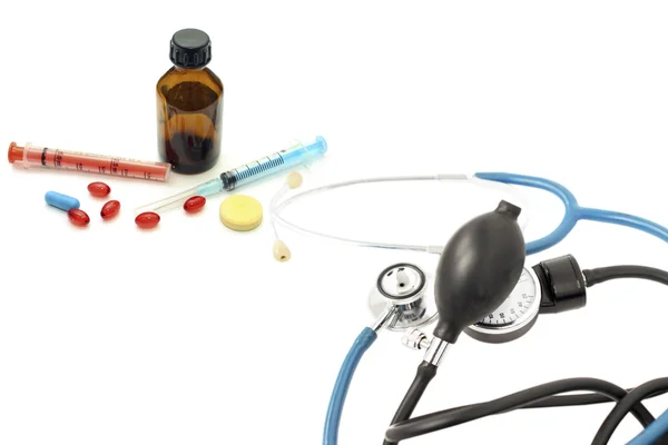 Estetoscopio, monitor de presión arterial y varios productos farmacéuticos p — Foto de Stock