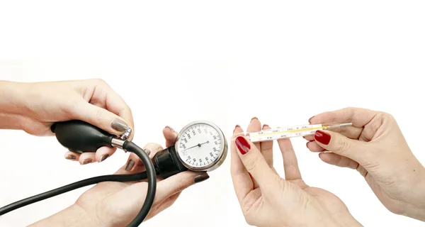 Termometr rtęciowy i ciśnienia krwi w rękach kobiet — Zdjęcie stockowe