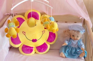 Karyolası turuncu keten ile çeşitli yumuşak oyuncaklar 