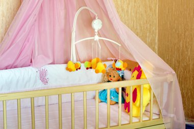 Karyolası turuncu keten ile çeşitli yumuşak oyuncaklar