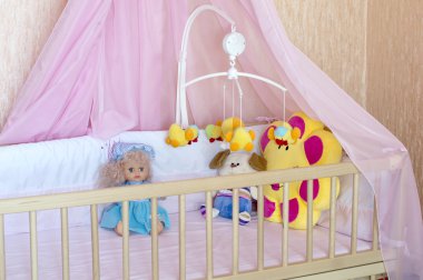 Karyolası turuncu keten ile çeşitli yumuşak oyuncaklar