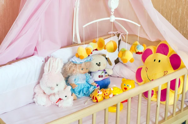Різні м'які іграшки в ліжку з помаранчевим полотном — стокове фото