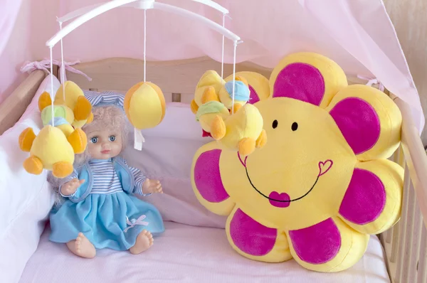 Karyolası turuncu keten ile çeşitli yumuşak oyuncaklar