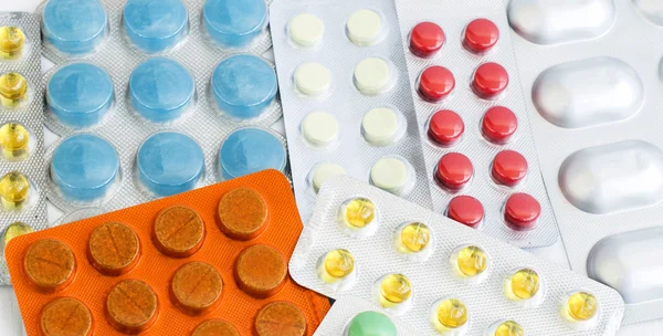 Szereg różnych kolorowych tabletek — Zdjęcie stockowe