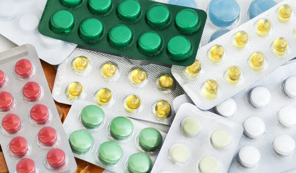 Een verscheidenheid van verschillende gekleurde pillen — Stockfoto