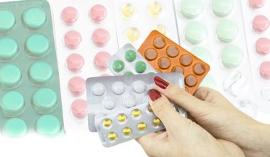Doktorlar diff arka planı elinde haplar